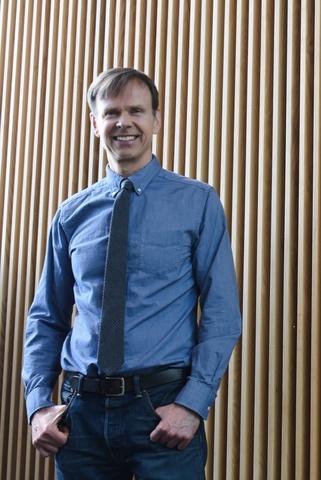 erik lie standing at a wall