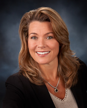 Regina Carls headshot