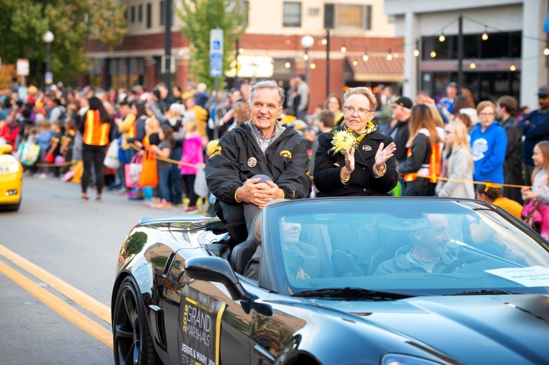 Jerre Stead riding in convertible at homecoming