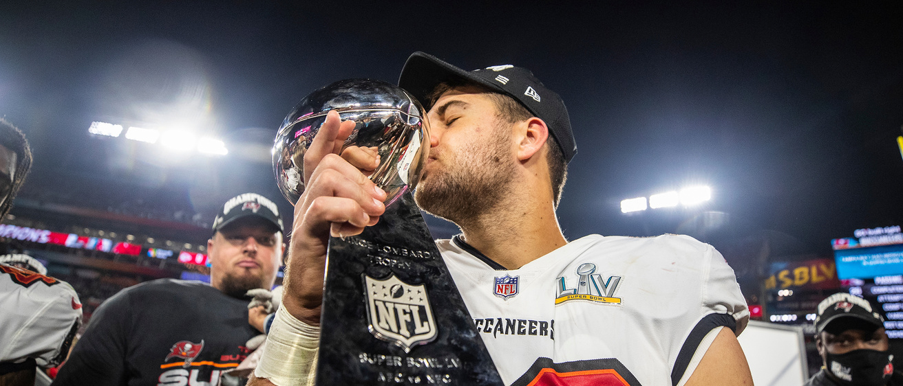 Anthony Nelson kisses the Lombardi trophy after his Super Bowl win.